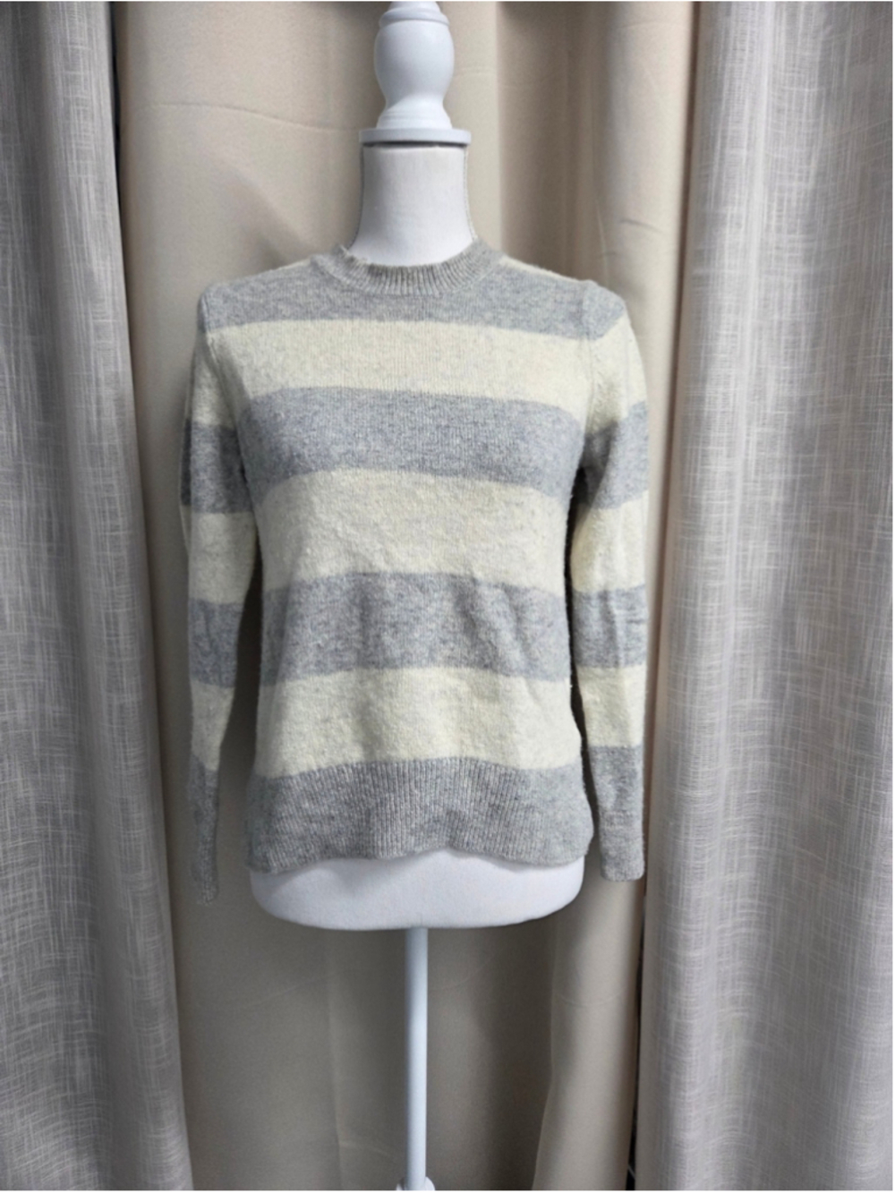 GAP Crewneck Sweater Lambswool Size M Coquette Downtown Girl Light Academia